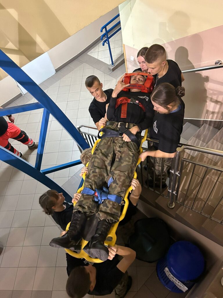 Uczestnicy obozu ALFY podczas szkolenia medycznego.