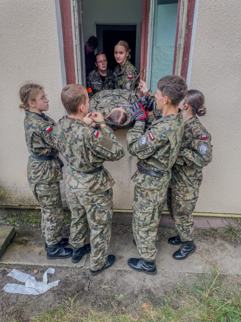 Uczestnicy obozu ALFY podczas szkolenia medycznego.