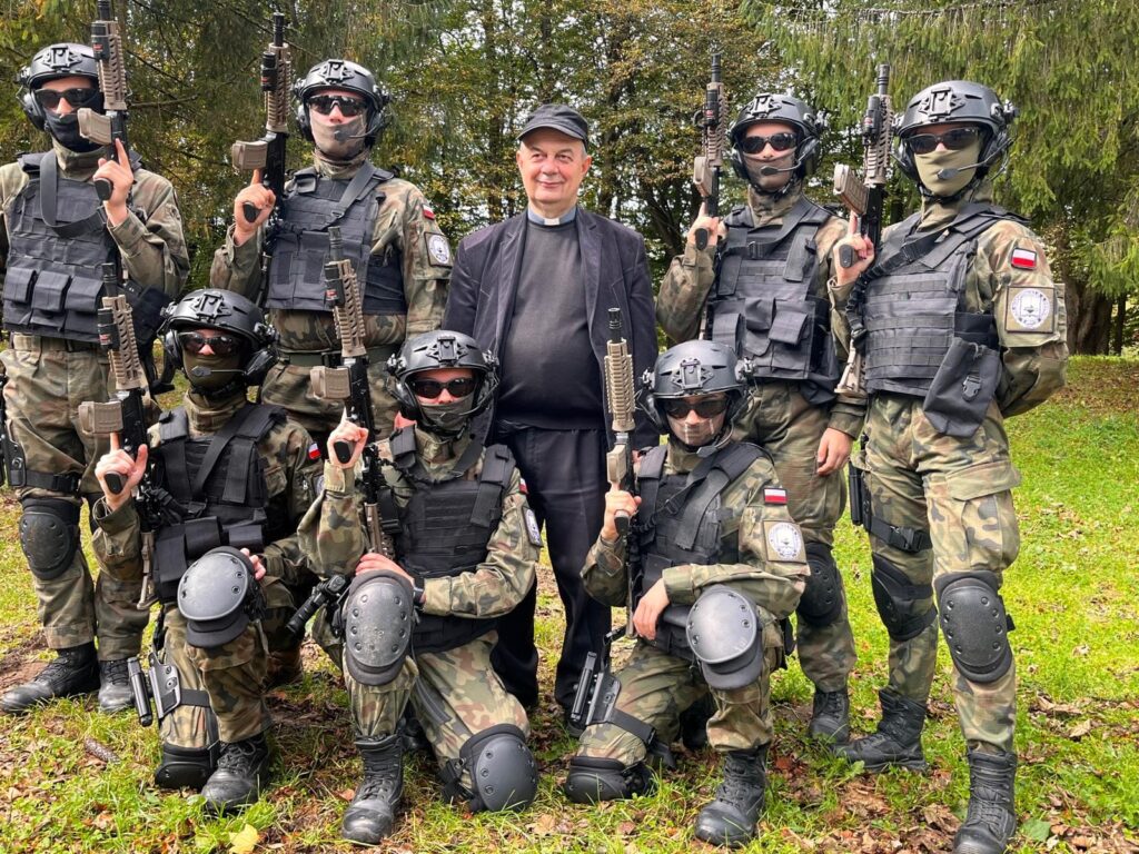 Zdjęcie pamiątkowe z Dyrektorem Ośrodka Caritas Diecezji Rzeszowskiej w Myczkowcach dr ks. Bogdan Janik