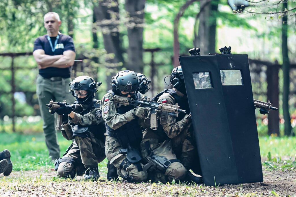 Uczestnicy obozu wraz z tarczami balistycznimi podczas szkolenia z taktyk specjalnych.