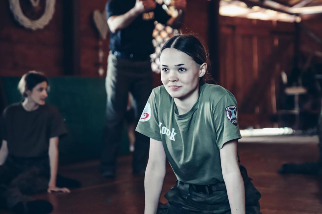 Uczestniczka obozu podczas szkolenia na macie.