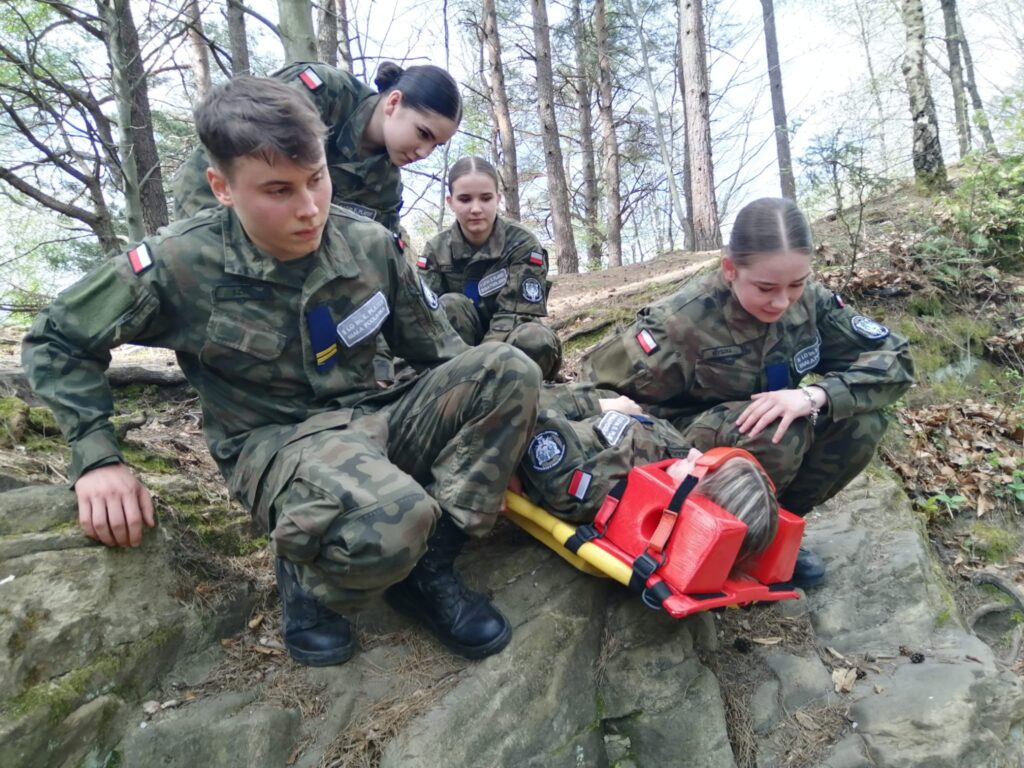 Uczestnicy obozu podczas zajęć z szkolenia medycznego.