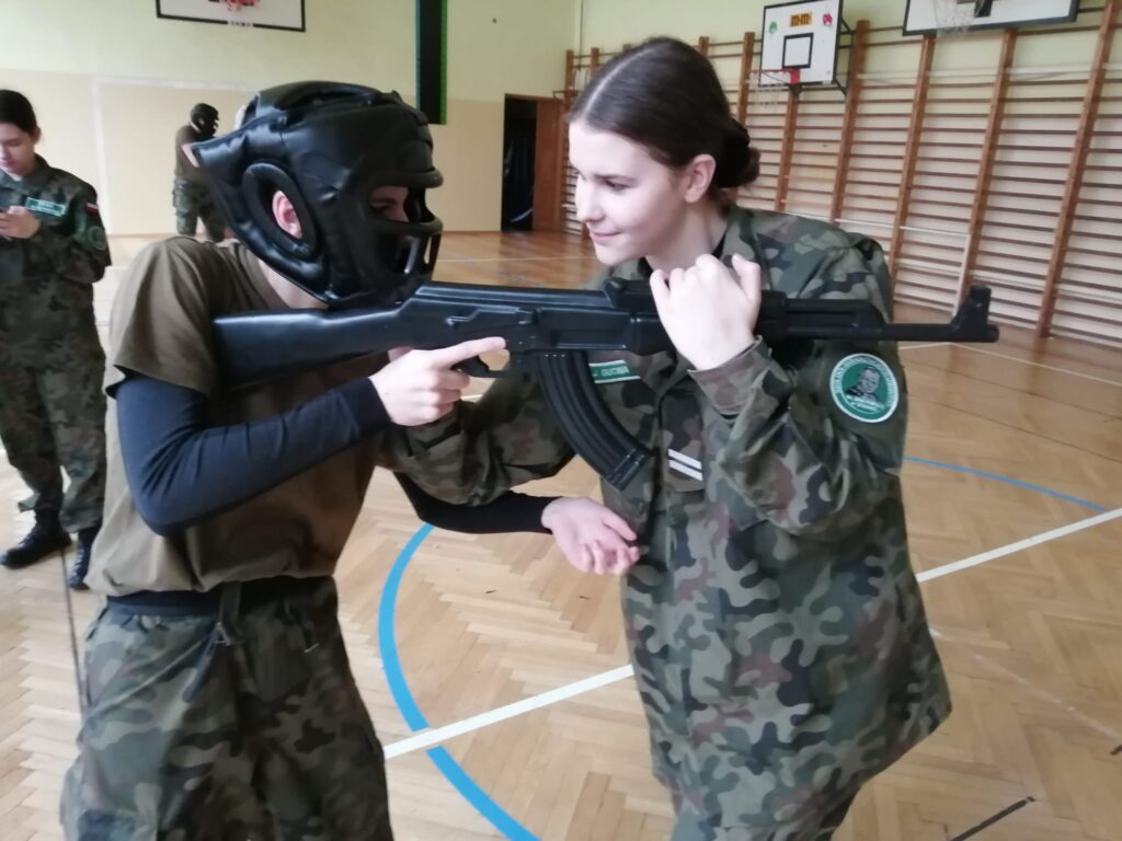 Uczestnicy obozu podczas zajęć z walki wręcz.