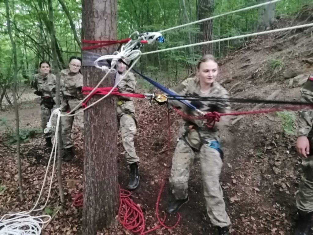 Uczestnicy obozu podczas zajęć z technik linowych.